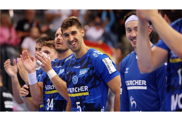 Der starke Spanien Antonio Serradilla bejubelt mit seinen Mitspielern den ersten Saisonsieg des TVB Stuttgart.