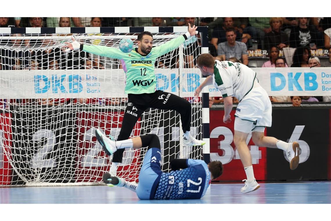 Der starke TVB-Keeper Mohamed El-Tayar (TVB) pariert den Wurf von Wetzlar Spielmacher Dominik Mappes.