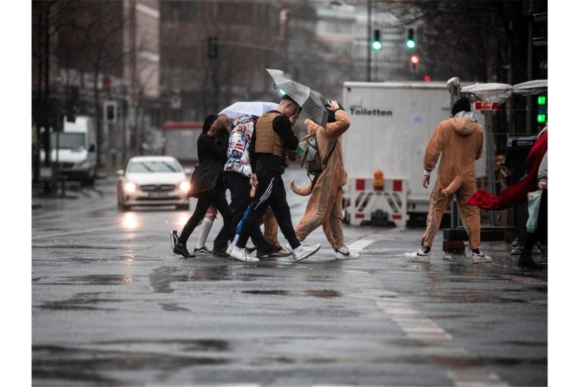 Der starke Wind macht den Narren in Düssldorf einen Strich durch die Rechnung. Foto: Fabian Strauch/dpa