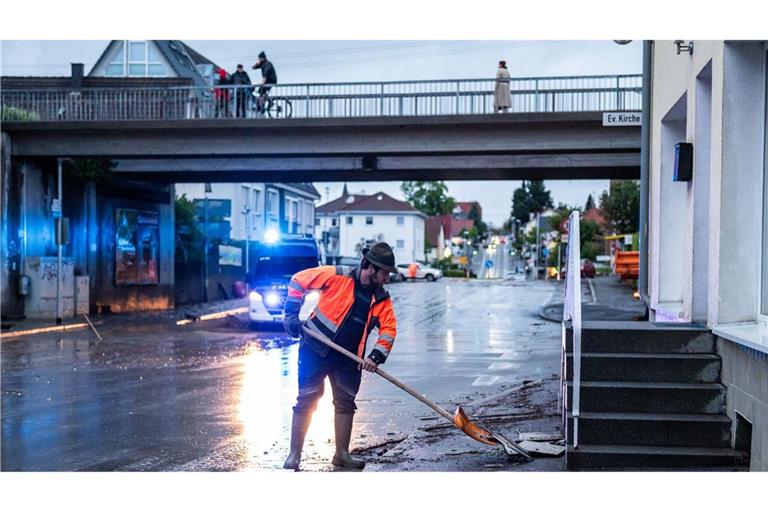 Der Starkregen in Bisingen im Zollernalbkreis hatte Straßen und Keller unter Wasser gesetzt.
