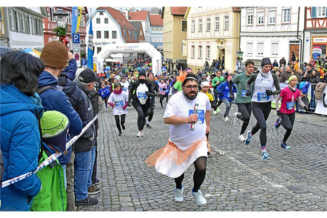 Der Start der 5 KM Läufer und der Staffeln beim Silvesterlauf in Backnang 2025. ...
