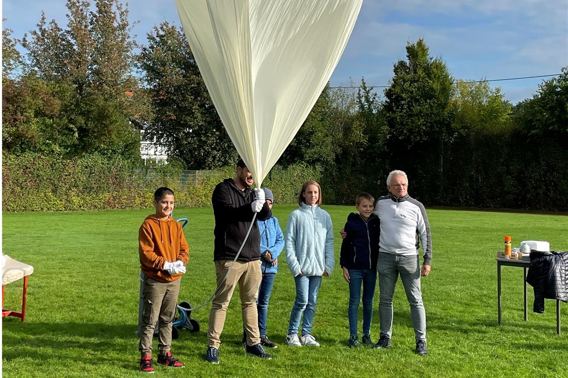 Wetterballon des Clubs „GMS in der Taus im All“ fliegt fast 100 Kilometer weit Der Start steht kurz bevor, der Wetterballon wird mit Helium gefüllt. Fotos: Tausschule