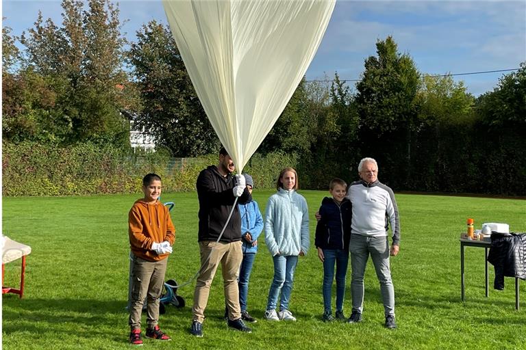 Der Start steht kurz bevor, der Wetterballon wird mit Helium gefüllt. Fotos: Tausschule