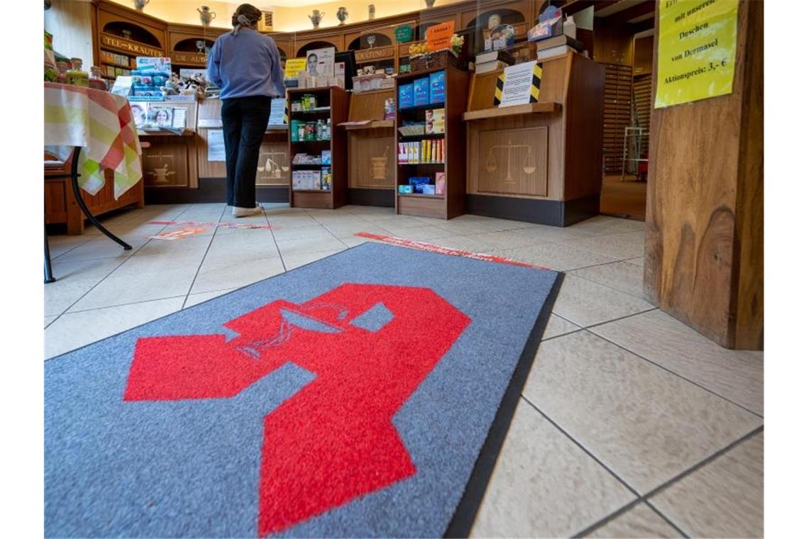 Beratung für Patienten: Apotheken hoffen auf mehr Geschäft Der Start von pharmazeutischen Dienstleistungen nach dem Vor-Ort-Apotheken-Stärkungsgesetz ist für Januar 2022 geplant. Foto: Monika Skolimowska/dpa-Zentralbild/dpa