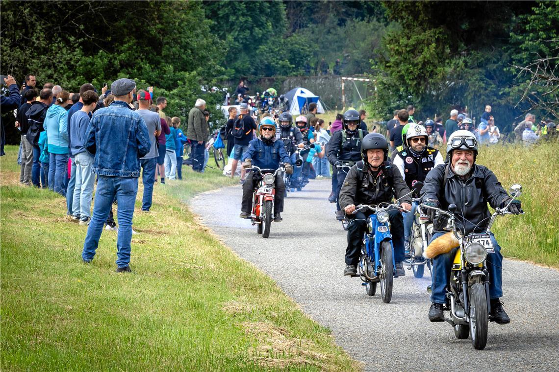 Der Startschuss für die etwa 170 Mopeds fällt in Großerlach. Fotos: Alexander Becher