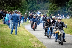 Der Startschuss für die etwa 170 Mopeds fällt in Großerlach. Fotos: Alexander Becher