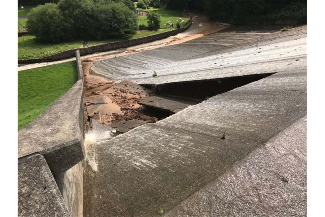 Der Staudamm wurde nach heftigen Regenfällen beschädigt und droht zu brechen. Die Ortschaft in der Nähe wurde evakuiert. Foto: @fraglast/Press Association Images/dpa