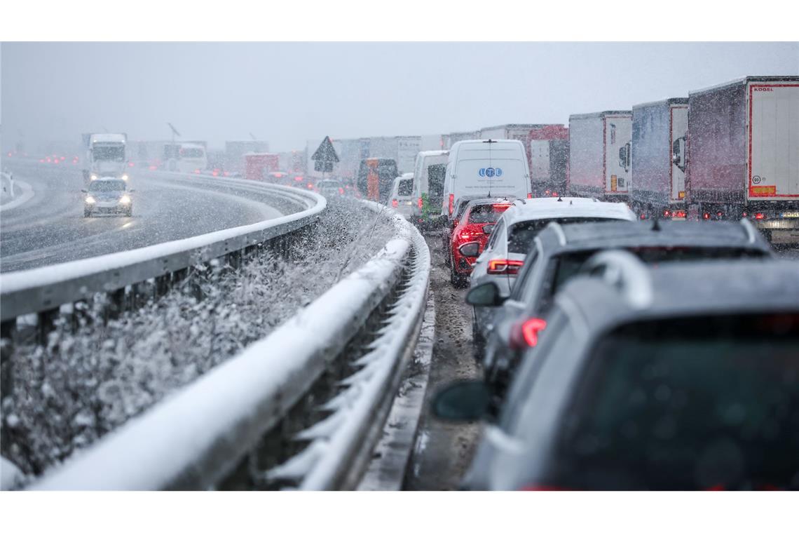 Der staureichste Tag des Jahres 2025 war der 9. Januar - ein Wintereinbruch ließ den Verkehr vielerorts zum Erliegen kommen.