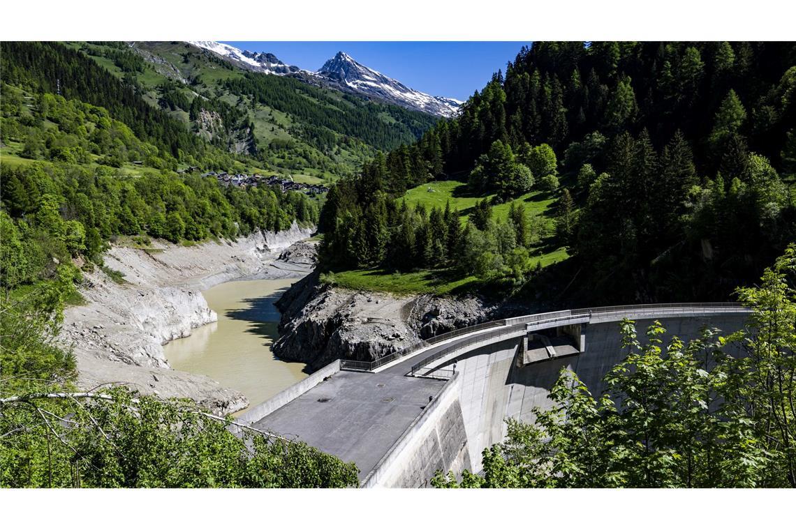 Nach Gletscherabbruch: Gestauter See läuft ab Der Stausee bei Ferden füllt sich mit ablaufendem Wasser der Lonza.