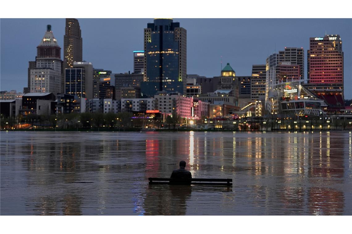 Bilder des Tages Der steigende Ohio River überflutet teilweise die Bronzestatue von James Bradley am Riverside Drive in Covington, Kentucky.
