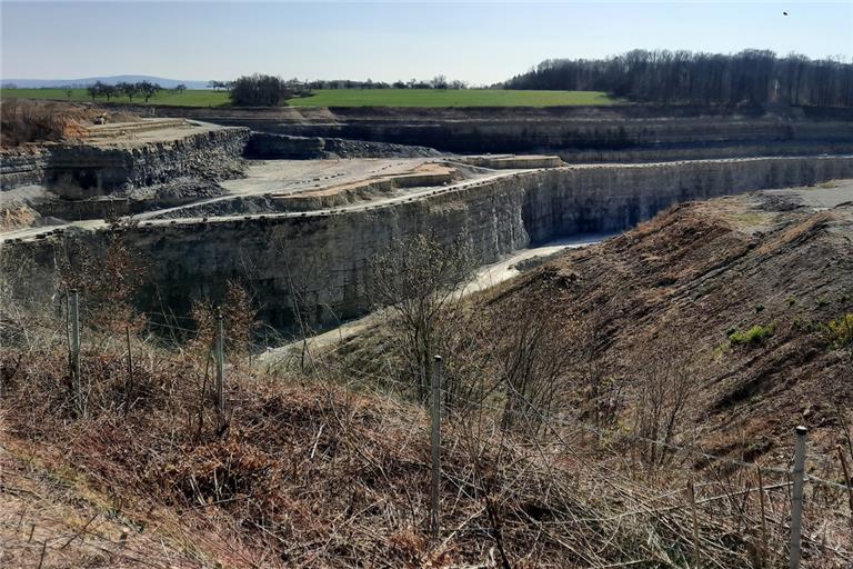 Der Steinbruch in Kirchberg-Zwingelhausen soll nach Osten hin (links) erweitert werden. Gleichzeitig geht es um die Renaturierung bisheriger Abbauflächen. Foto: I. Knack