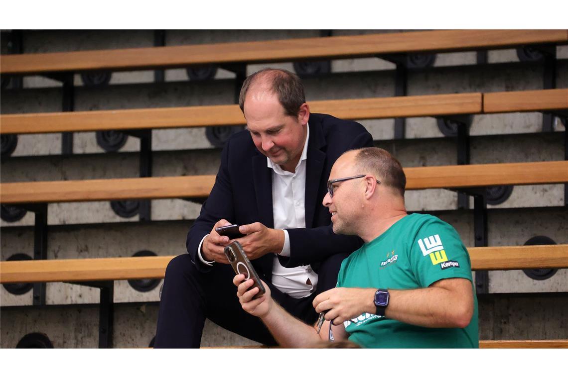 So läuft die Vorbereitung bei Frisch Auf Göppingen Der Stellvertretende Geschäftsführer Peter Kühnle, Teambetreuer Heiko Ruess (re.).
