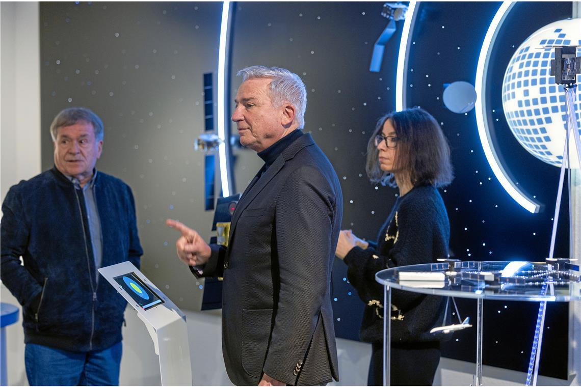 Innenminister Strobl besucht Tesat und Desk in Backnang Der Stellvertretende Ministerpräsident Thomas Strobl informiert sich bei Tesat und Desk zur sicheren Satellitenkommunikation, besonders in Krisenfällen. Foto: Alexander Becher