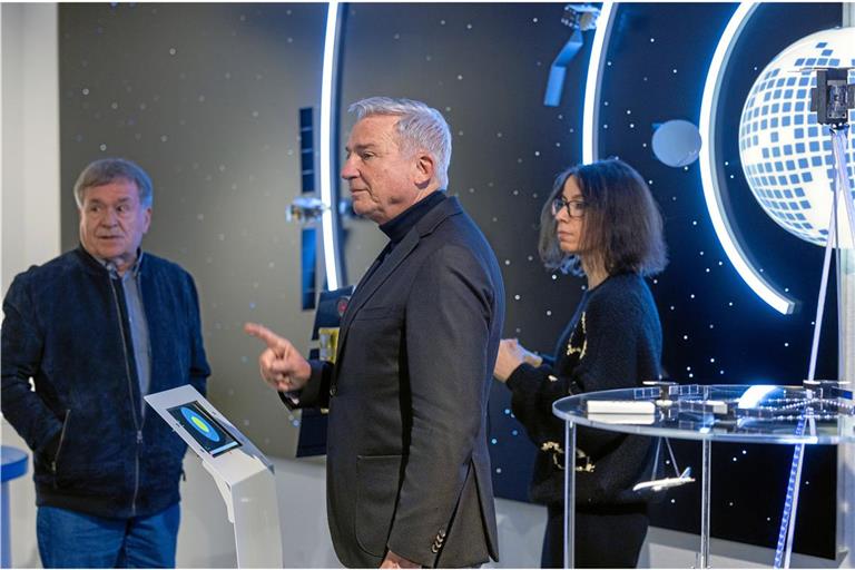 Der Stellvertretende Ministerpräsident Thomas Strobl informiert sich bei Tesat und Desk zur sicheren Satellitenkommunikation, besonders in Krisenfällen. Foto: Alexander Becher