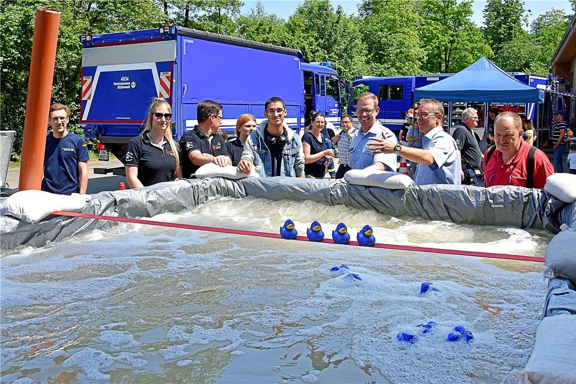 Der stellvertretende Ortsbeauftragte Christian Vogel (zweiter von rechts) erklärt Besuchern die Vorgehensweise, wie das THW Gewässer mit Sauerstoff anreichert. Foto: Tobias Sellmaier