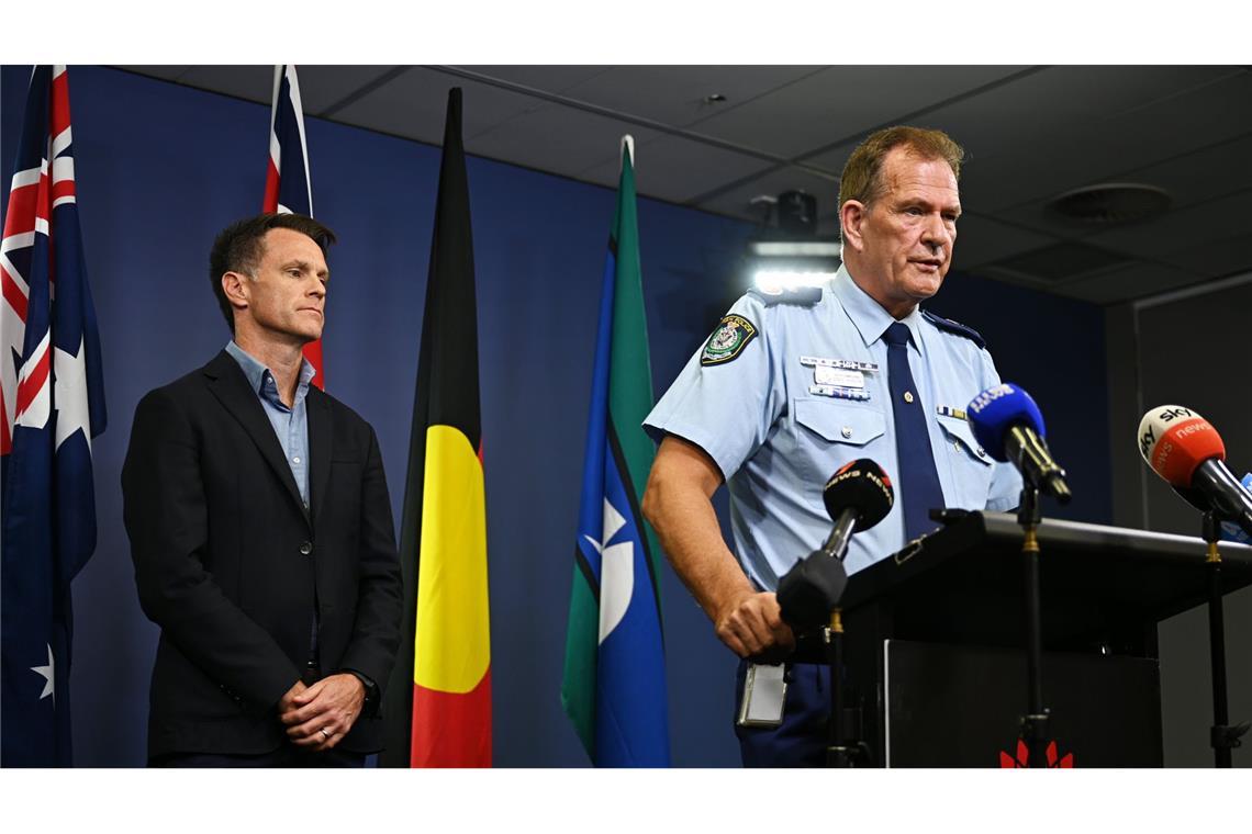 Möglicher Anschlag auf Synagoge vereitelt Der stellvertretende Polizeichef von New South Wales, David Hudson (r), spricht auf einer Pressekonferenz.