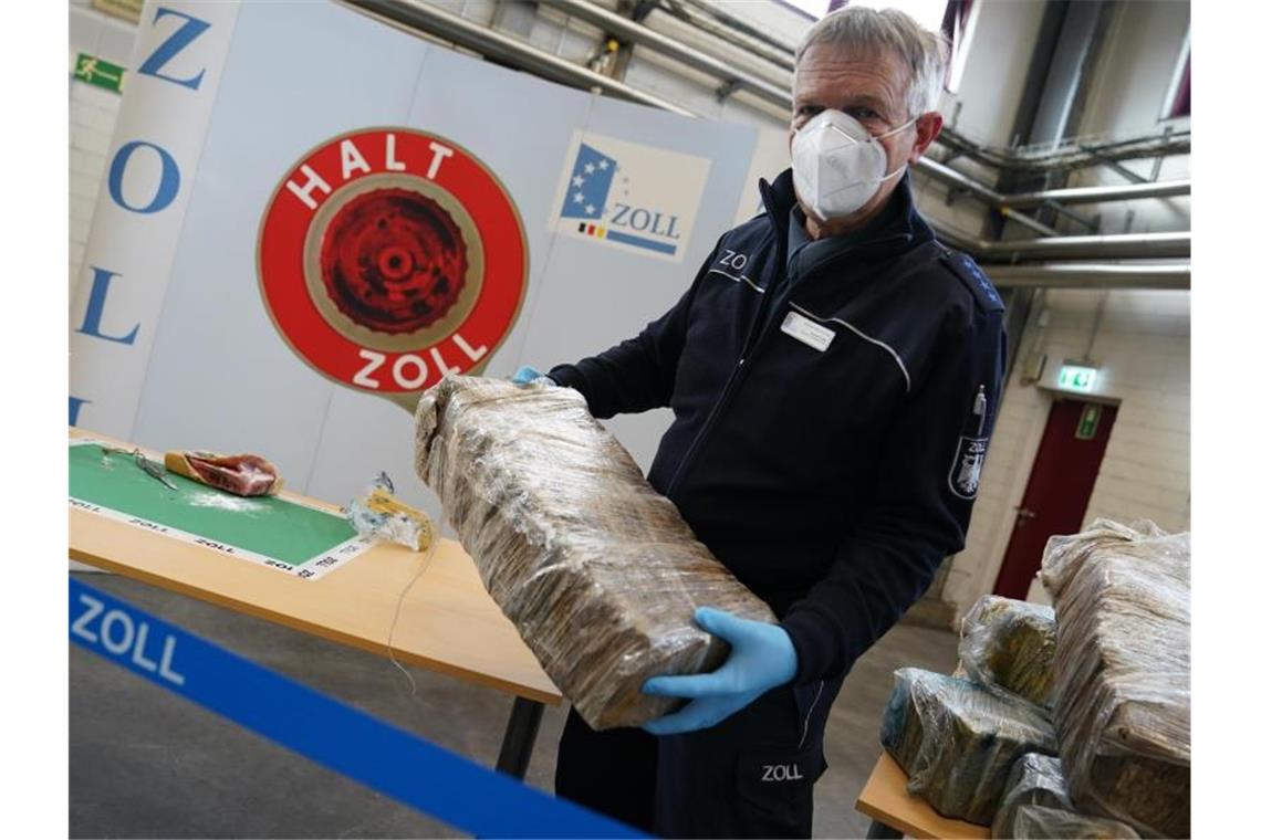Hamburger Zoll findet Kokain im Wert von 350 Millionen Euro Der stellvertretende Pressesprecher des Zollfahndungsamtes Hamburg Andreas Franke mit einem Teil des sichergestellten Kokains. Foto: Marcus Brandt/dpa
