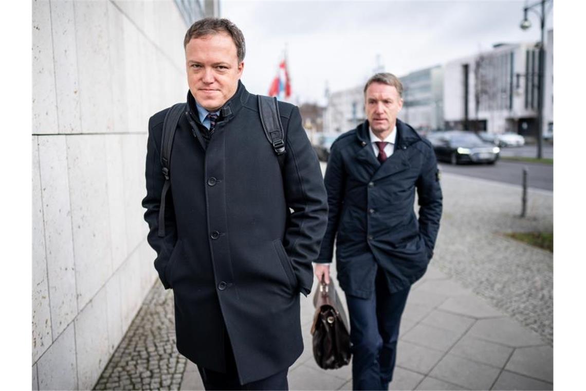 Der stellvertretende Thüringer CDU-Vorsitzende Mario Voigt (l.)und Generalsekretär Raymond Walk auf dem Weg zu den Sitzungen der CDU-Gremien. Foto: Michael Kappeler/dpa