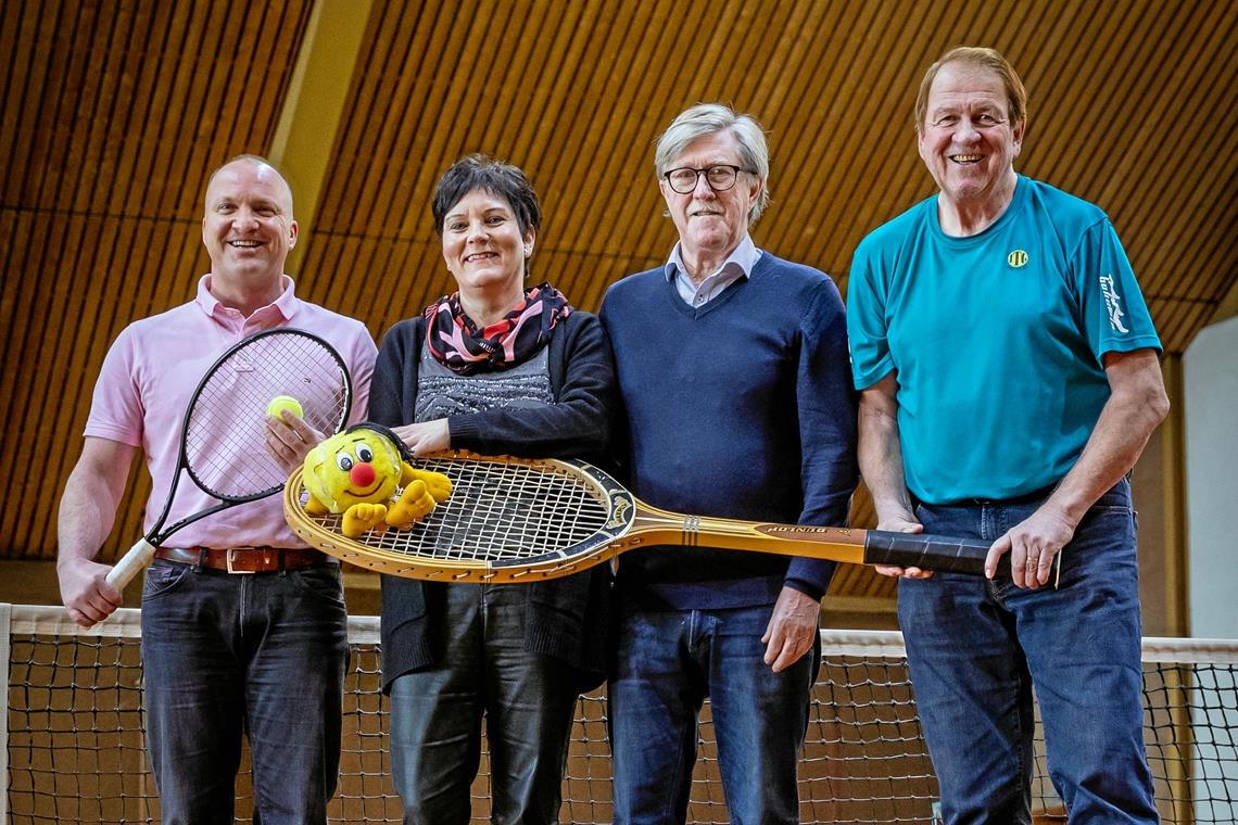 Der stellvertretende Vorsitzende Thomas Heeb, Sportwartin Stefanie Balmer, Vereinschef Klaus Lindner und Rückkehrer Jiri Javorsky (von links) holten zum großen Rundumschlag aus und verpassten der TSG Tennis neues Personal und neue Strukturen. Foto: Alexander Becher