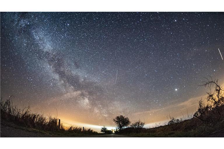 Der Sternschnuppenschwarm der Lyriden war bei sternenklarer Nacht unterwegs (Symbolbild).