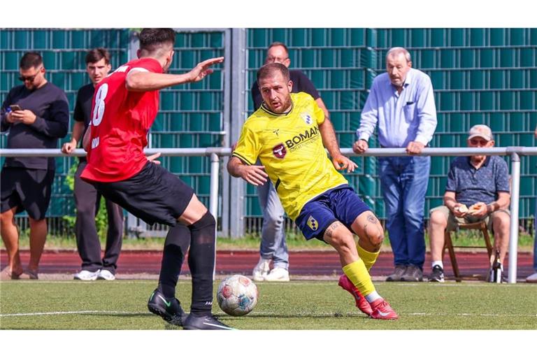 Der Stettener&nbsp; Luca Ciatta (rechts, gegen Gylbert Avdiu) steuert zwei Treffer zum 4:3-Sieg des TV Stetten im Derby gegen Kosova Kernen bei.
