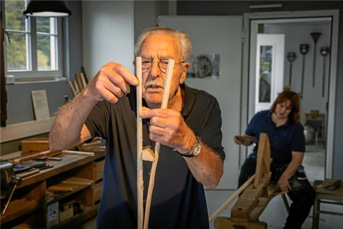 Der Stiel wird am Ende gespalten und dann am Rechenkopf befestigt.