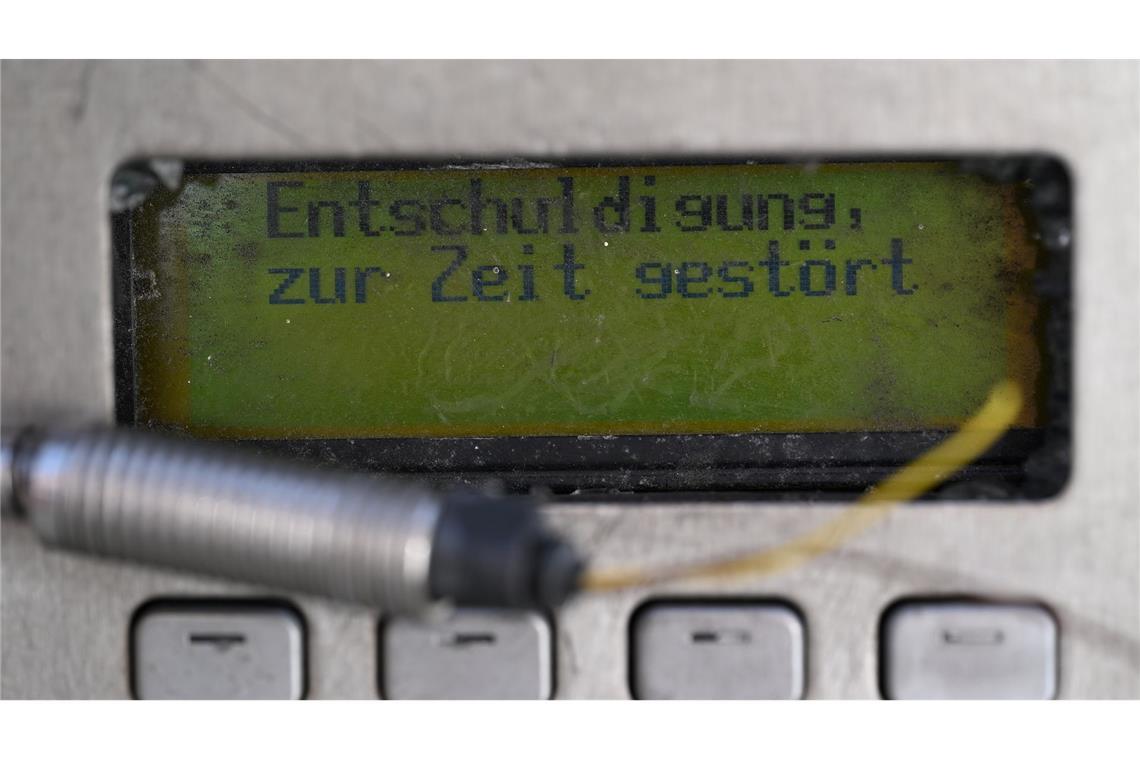 Der Störungshinweis im Display eines kaputten öffentlichen Telefons liest sich so, als würde die Störung irgendwann mal behoben - das wird aber nicht mehr passieren.