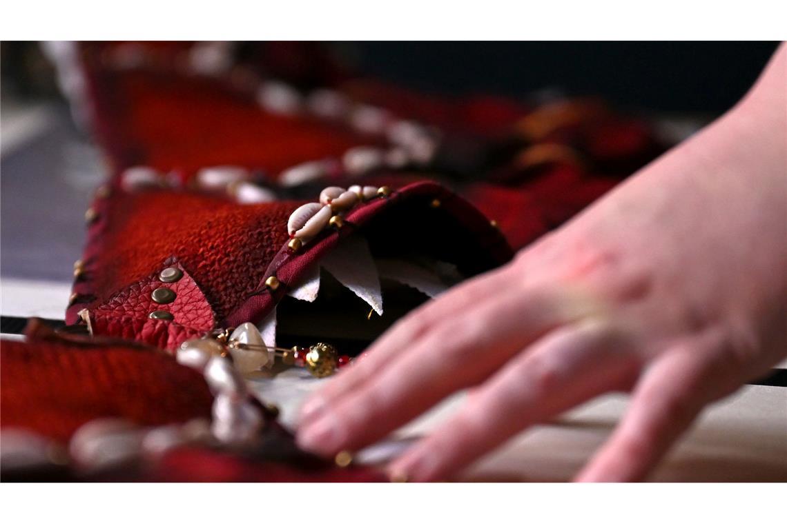 Der Stoff wird extra eingefärbt, um ihn benutzt aussehen zu lassen.