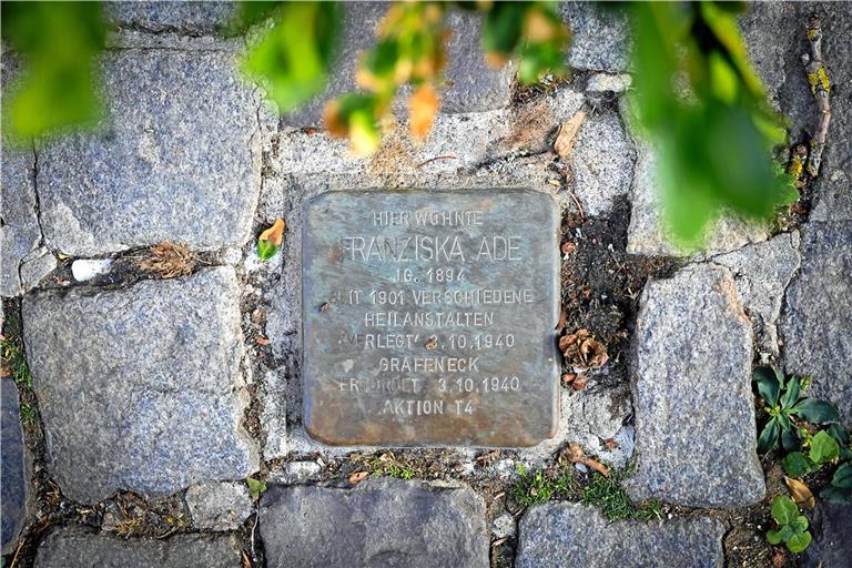Der Stolperstein für Fanny Ade befindet sich in der Schillerstraße vor dem Eingang des früheren Tafelhauses. Foto: Alexander Becher