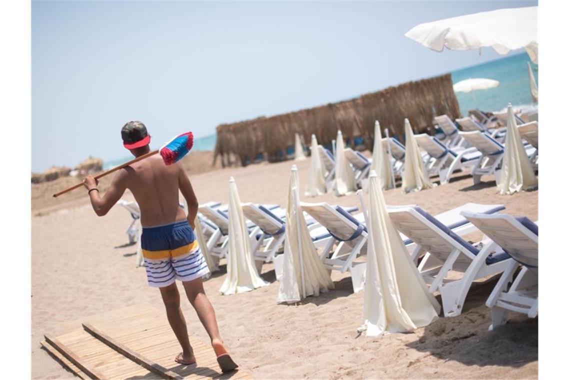 Der Strand in Antalya ist leer. Die Türkei gilt als Corona-Risikogebiet. Foto: Marius Becker/dpa/Archiv