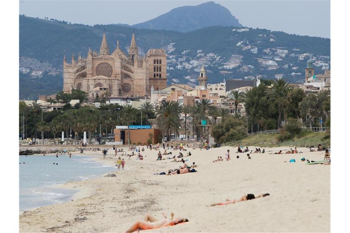 Der Strand in Palma de Mallorca ist wieder geöffnet - aber ausländische Touristen werden derzeit noch durch die Quarantäne-Regeln abgehalten. Foto: Isaac Buj/EUROPA PRESS/dpa