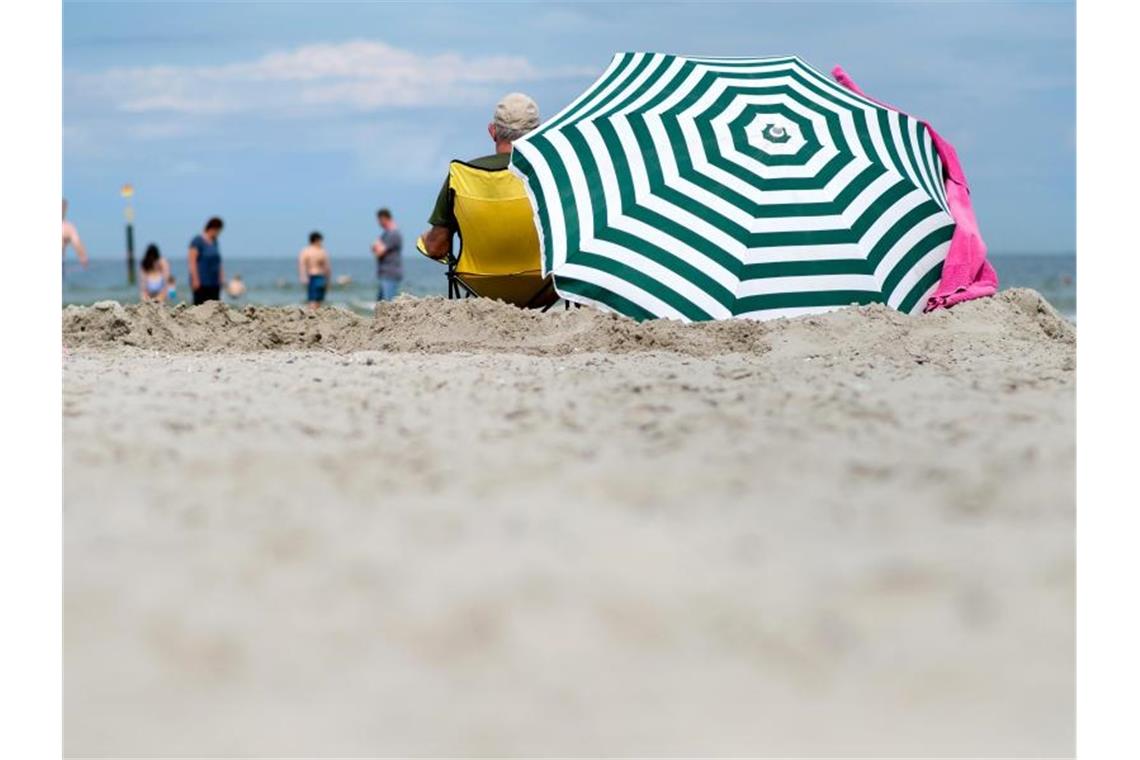 Der Strand könnte voller sein: Laut einer Studie geht jeder Zweite in Sachen Urlaubsgeld leer aus. Foto: Hauke-Christian Dittrich