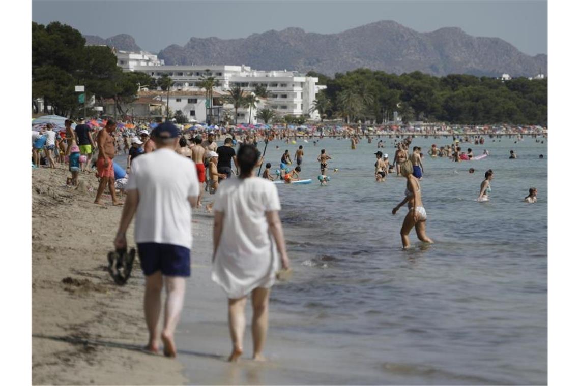 Der Strand Playa de Muro im Norden von Mallorca ist gut besucht. Foto: Clara Margais/dpa