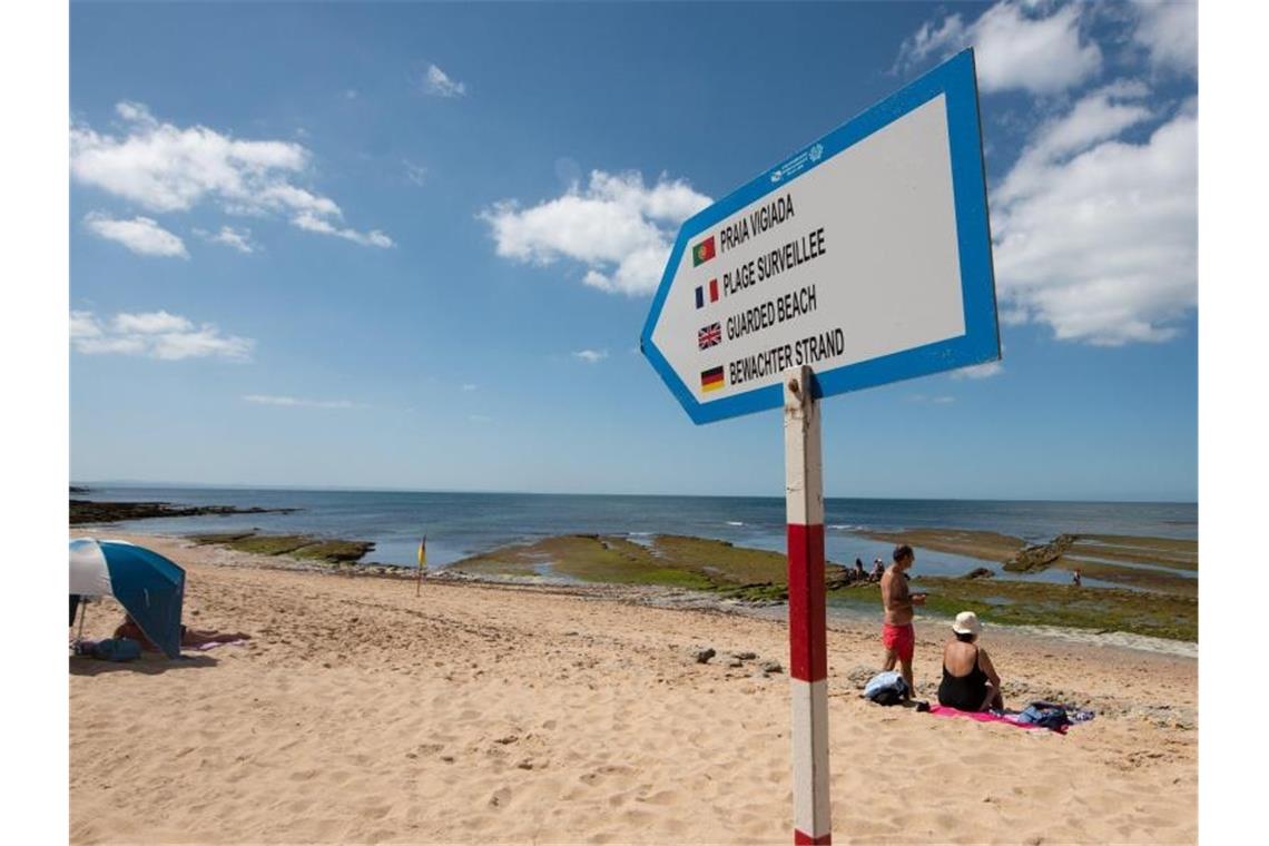 Delta-Drama in Portugal: Hotels leeren sich, Kliniken voller Der Strand von Parede in Lissabon. Das Robert Koch-Institut stuft Portugal als Virusvariantengebiet ein. Foto: Paulo Mumia/dpa