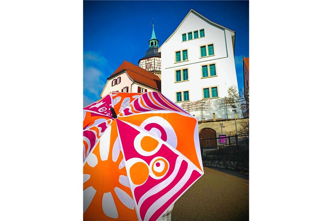 Exklusiver Verkauf zum 50. Straßenfest Der Straßenfest-Schirm. Foto: Stadt Backnang
