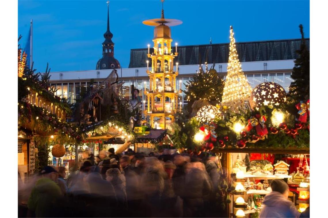 Der Striezelmarkt in Dresden soll stattfinden. Aber vielerorts fallen die Weihnachtsmärkte in diesem Jahr aus. Foto: Sebastian Kahnert/dpa