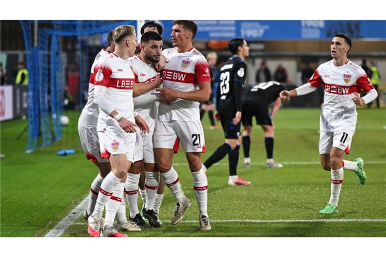Der Stürmer Deniz Undav (2.v.li.)&nbsp; ist zur Stelle&nbsp;– und bringt den VfB in Paderborn mit einem späten Treffer auf die Siegerstraße.