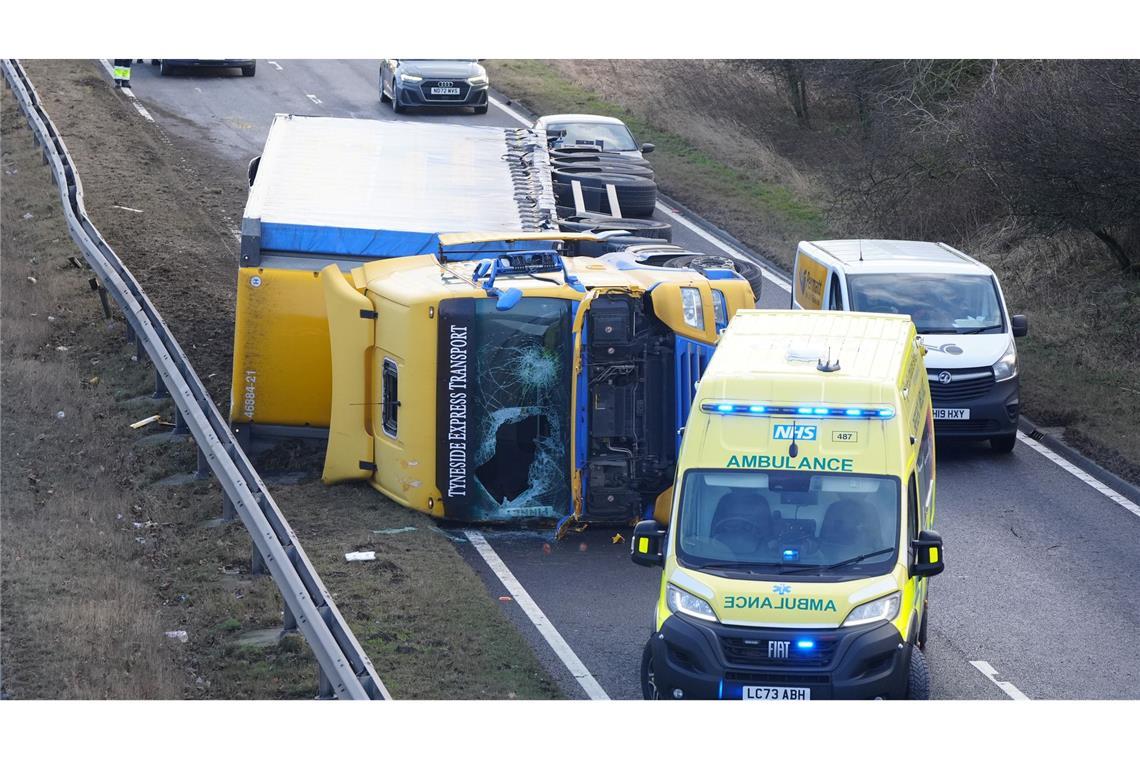 Der Sturm führte auch im Straßenverkehr zu erheblichen Beeinträchtigungen.