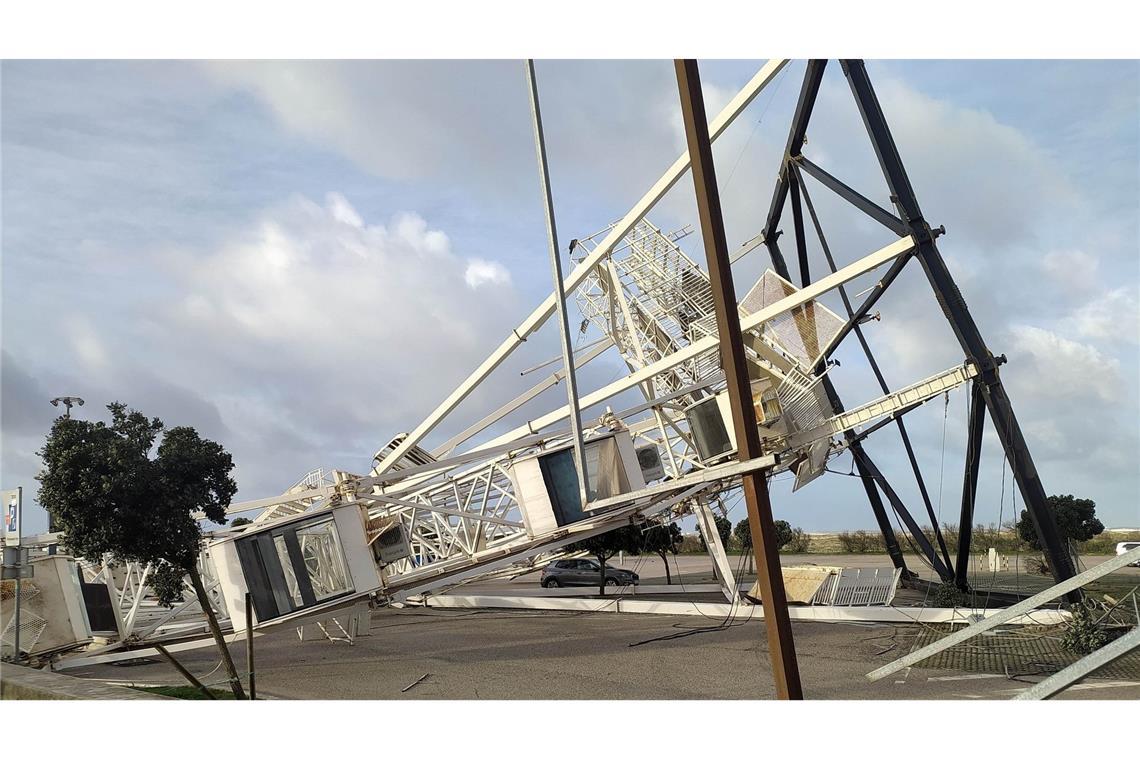 Der Sturm "Kristin" in Portugal war so heftig, dass sogar ein Riesenrad in der Hafenstadt Figueira da Foz umstürzte. Menschen kamen dabei nicht zu Schaden, da die Anlage nicht in Betrieb war.