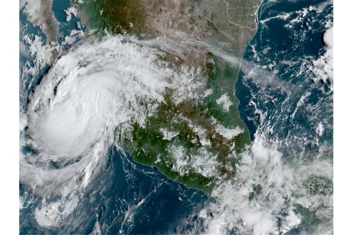 Hurrikan „Olaf“ trifft auf mexikanische Halbinsel Der Sturm „Olaf“ ist als Hurrikan der Stärke zwei in Mexiko auf Land getroffen. Foto: Uncredited/NOAA/dpa