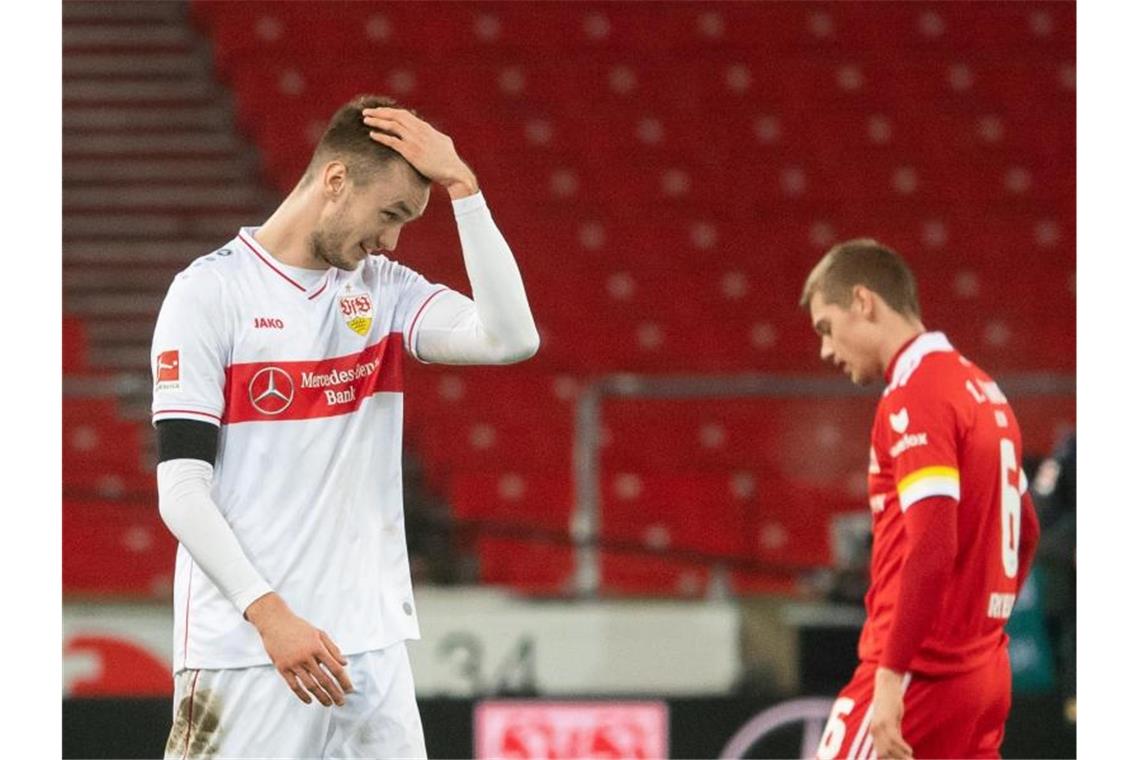 VfB-Stürmer Kalajdzic ärgert sich trotz Doppelpack Der Stuttgarter Doppel-Torschütze Sasa Kalajdzic (l) hatte vergessen, sich im Managerspiel aufzustellen. Foto: Sebastian Gollnow/dpa