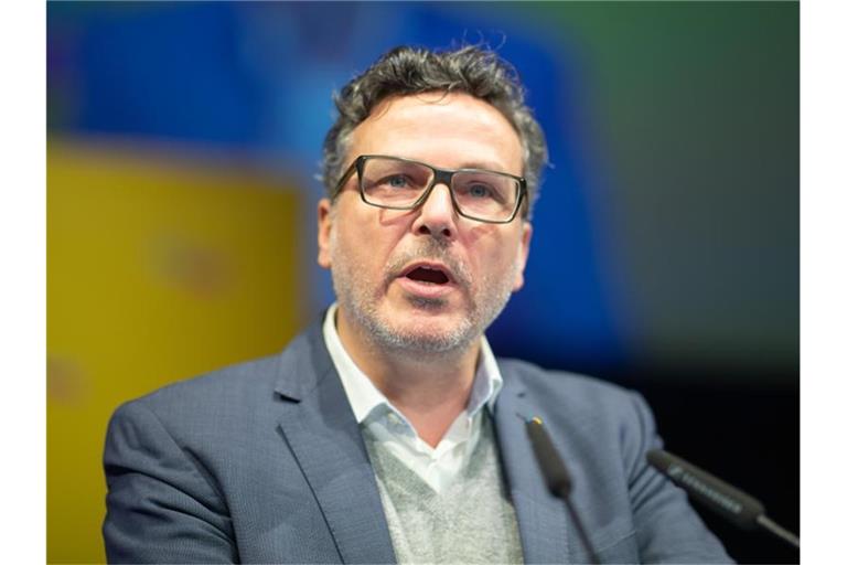 Der Stuttgarter FDP-Landtagswahlkandidat Thilo Scholpp spricht bei einem Landesparteitag der FDP Baden-Württemberg. Foto: Sebastian Gollnow/dpa/Archivbild