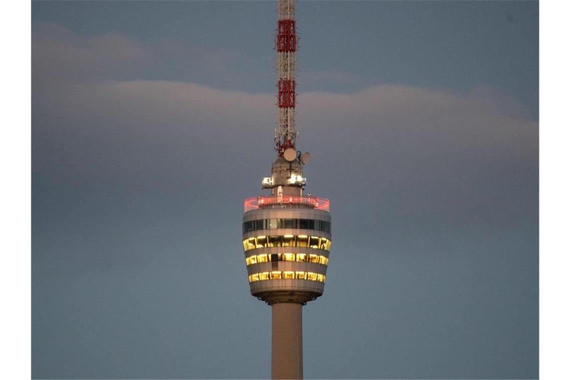 Der Stuttgarter Fernsehturm in der Abenddämmerung. Foto: Marijan Murat/dpa