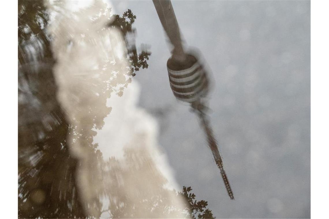 Im Südwesten wird das Wetter am Wochenende wechselhaft Der Stuttgarter Fernsehturm spiegelt sich in einer Pfütze am Straßenrand. Foto: Fabian Sommer