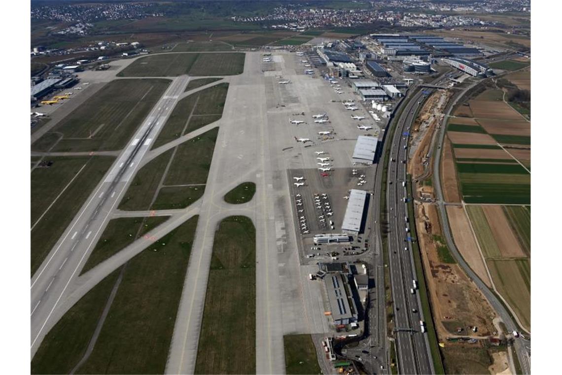 Corona: Flughafen Stuttgart zieht Landebahn-Erneuerung vor Der Stuttgarter Flughafen aus der Luft. Foto: Uli Deck/dpa/Archivbild