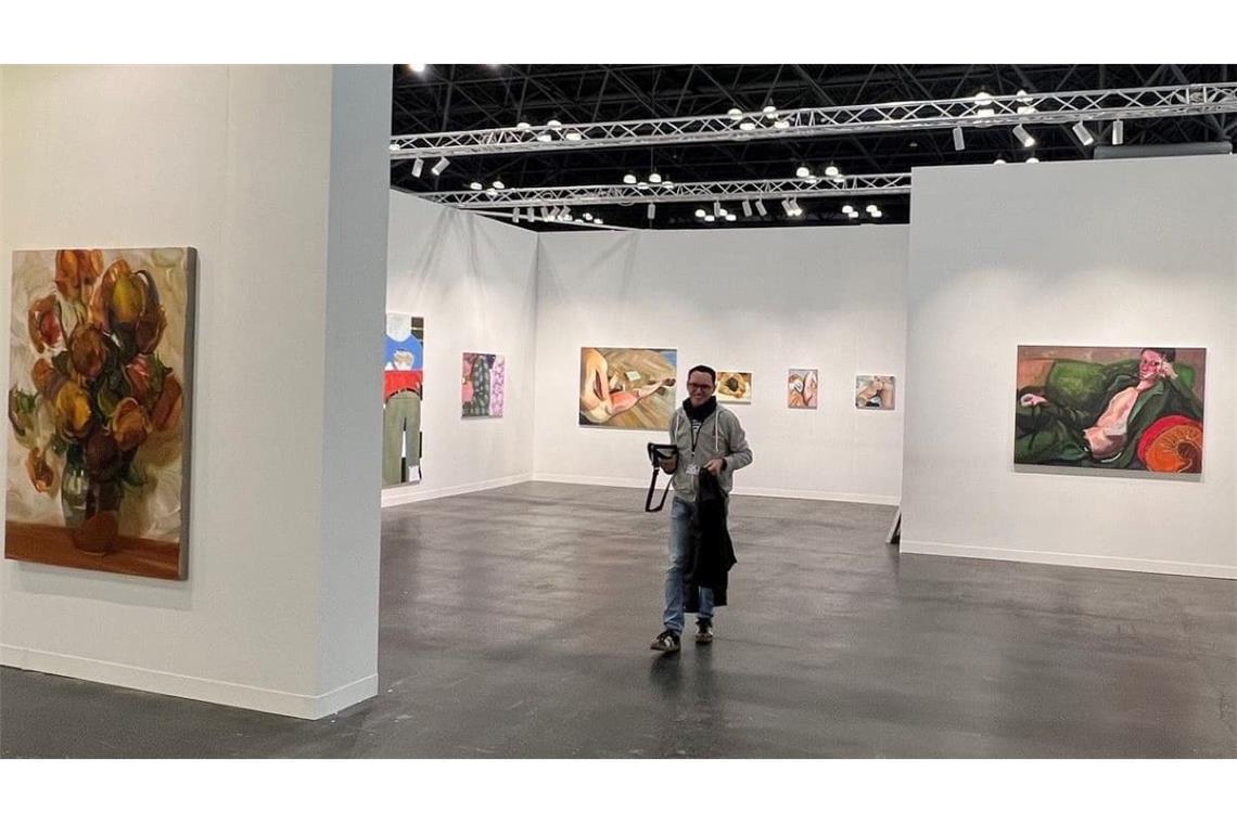 Der Stuttgarter Galerist Thomas Fuchs beim Aufbau des Standes der Galerie Thomas Fuchs für die Armory Show in New York - mit Werken von Rainer Fetting, Logan T. Sibrel, Carlo Krone und Yongchul Kim (von rechts nach links)
