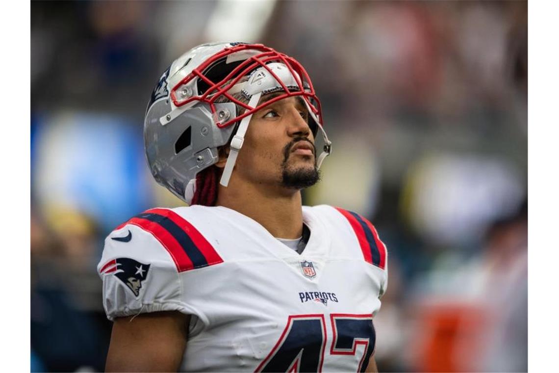 Football-Star Johnson kurz vor Einstieg bei Stuttgart Surge Der Stuttgarter Jakob Johnson von den New England Patriots steht an der Seitenlinie. Foto: Maximilian Haupt/dpa/Archiv