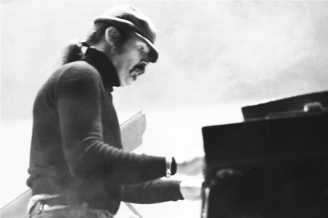 Der Stuttgarter Jazzpianist Wolfgang Dauner spielte nicht nur begnadet Klavier, sondern zerlegte ein solches auch bei einem Happening im Jahr 1972.