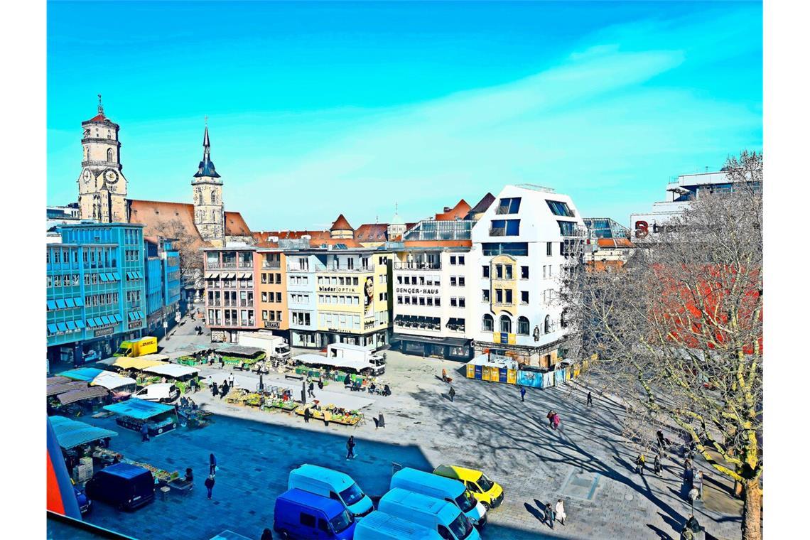 Der Stuttgarter Marktplatz mit einem Eckhaus, das hoch hinaus will, dahinter das gläserne Dach der beliebten Markthalle.