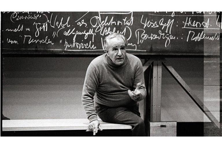 Der Stuttgarter Professor Max Bense in einer Vorlesung